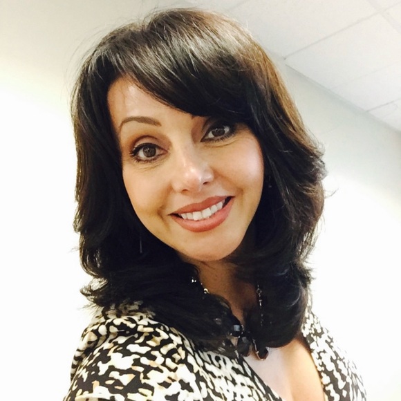 Meet your Posh Ambassador, Denise 🌺 - Picture 1 of 7